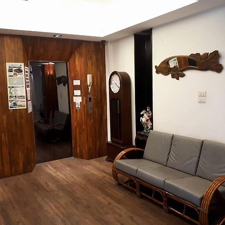 At One Inn Hualampong Бангкок Екстер'єр фото